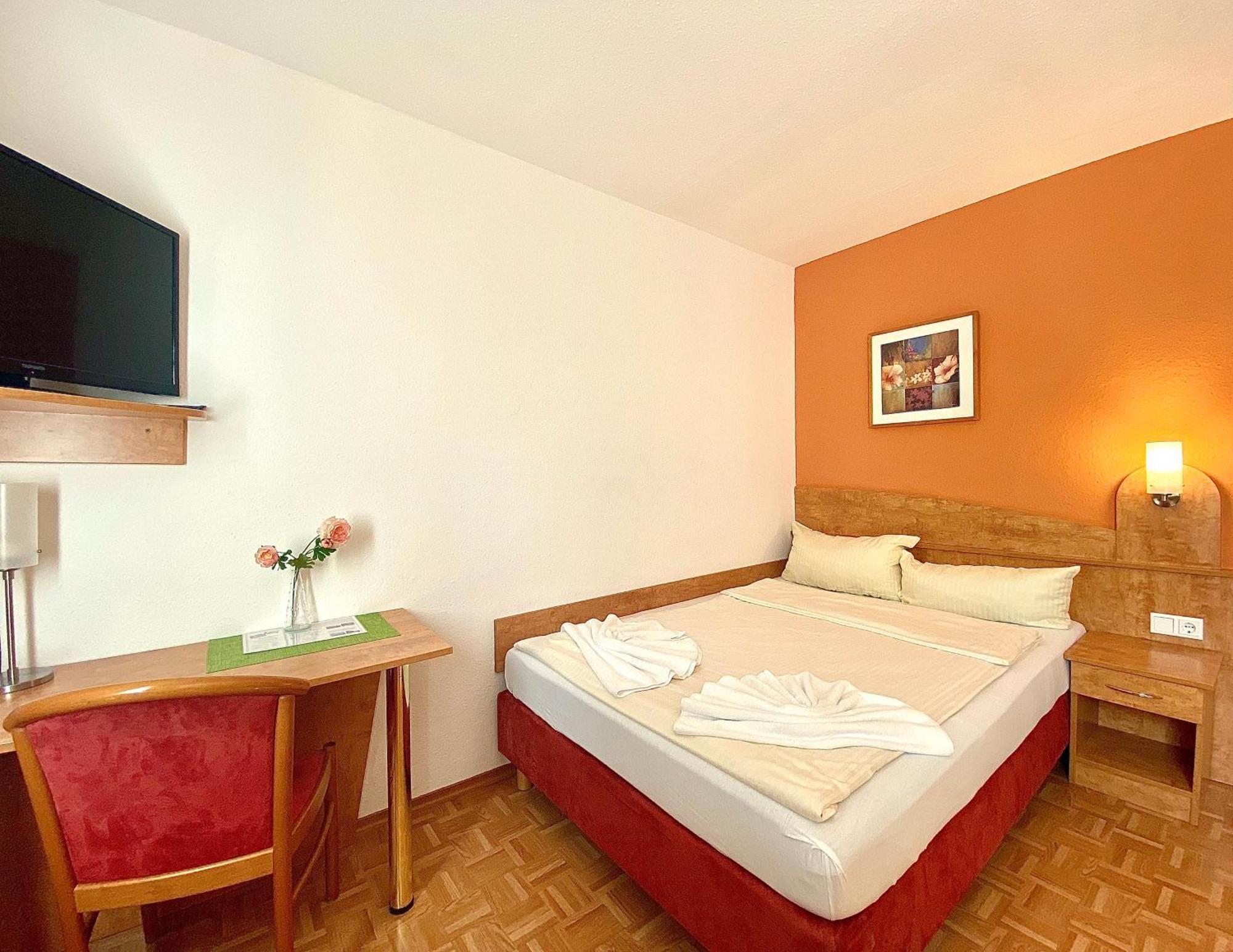 Hotel Gasthof Rose Guenzburg Exterior photo